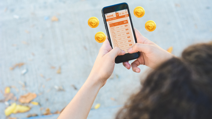 Un teléfono móvil con una app de ahorro visible, indicando la facilidad para crear un fondo de emergencia de forma automatizada.