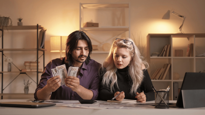 Pareja haciendo cuentas para garantizar una mejor administración del dinero.