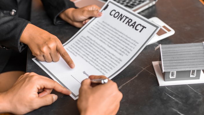 Un cliente firmando un contrato