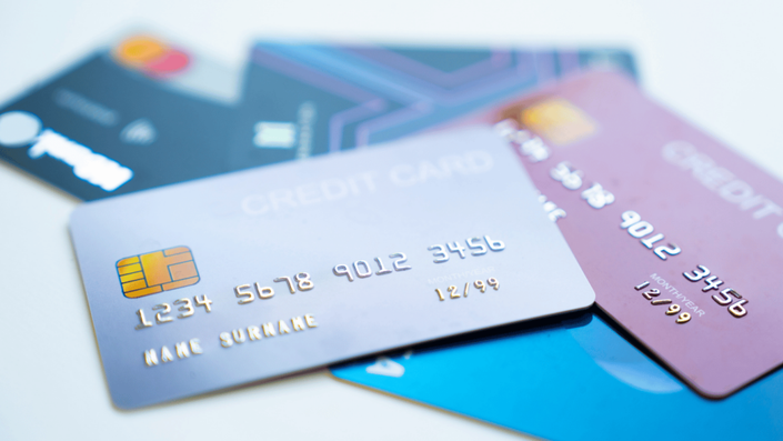 Tarjetas de crédito en destaque, simbolizando cómo administrar deudas de tarjetas de crédito.