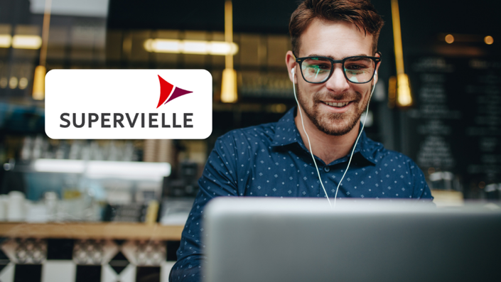 Hombre con gafas y auriculares usando una computadora portátil