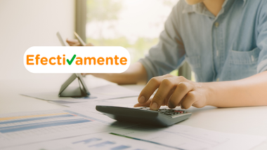 La persona con varios papeles sobre la mesa utiliza la calculadora y analiza el préstamo personal de forma efectivamente