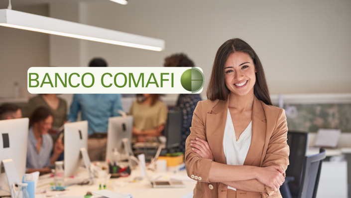 Mujer sonriente en una oficina moderna representando la imagen corporativa del Banco Comafi.