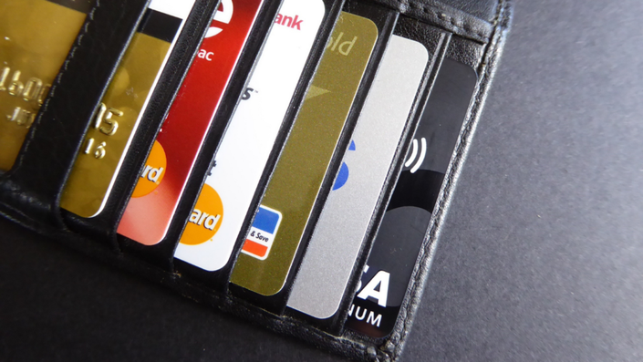 Una billetera abierta con varias tarjetas de crédito en su interior.