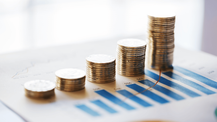 Pilas de monedas representando el crecimiento del dinero al invertir en CETES, una opción segura y rentable en México.