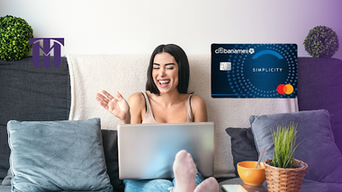 mujer sentada trabajando en su libreta sonriendo con la tarjeta Citibanamex Simplicity a su lado
