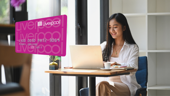 Mujer-en-un-cuaderno-sonriendo-con-tarjeta-de-Liverpool