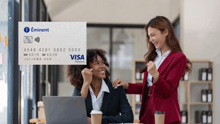 Dos mujeres celebrando en una oficina moderna, con una tarjeta Éminent Visa Platinum resaltada en la imagen.