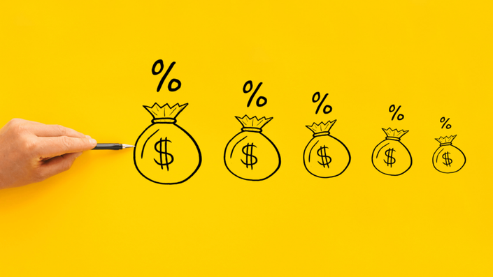 Ilustración de varios sacos de dinero con el símbolo de porcentaje, representando el ahorro en intereses mediante el Método Avalancha.