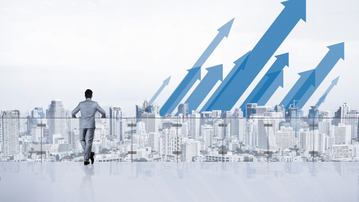 Hombre observando el crecimiento de inversiones en la ciudad, ilustrando la comparación entre ahorro o inversión para generar rendimientos.