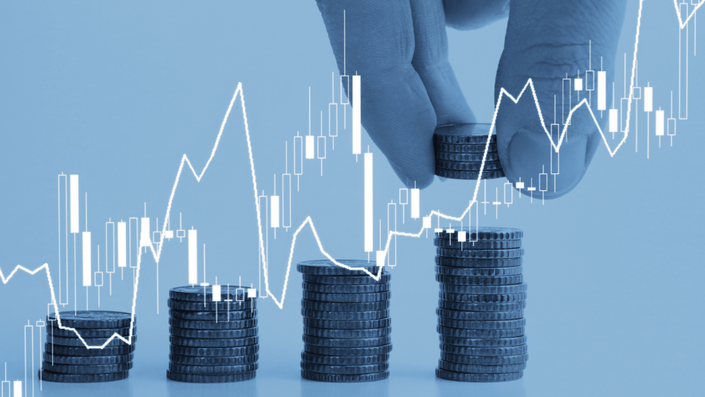 Gráfica financiera con monedas, representando las inversiones seguras en México para el 2025.
