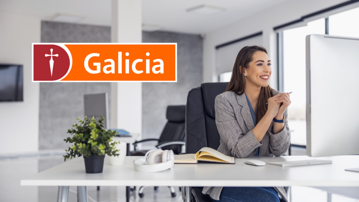 Mujer sentada en su oficina con varios objetos sobre la mesa, incluida su computadora portátil