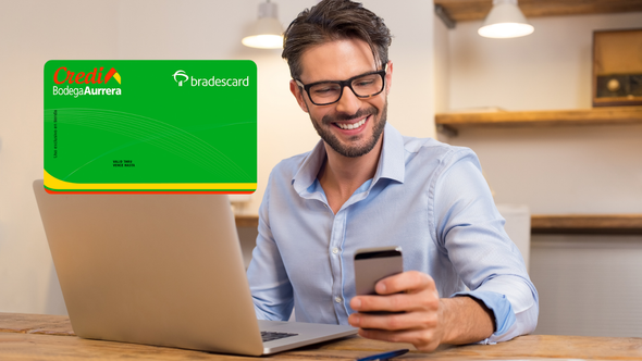 Hombre con camisa azul claro, gafas y barba, sonriendo mientras usa su celular frente a una laptop, con una tarjeta de crédito Credi Bodega Aurrera Bradescard superpuesta en la imagen.