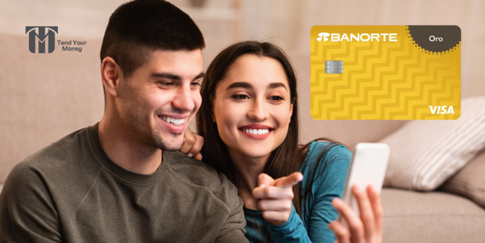 pareja en el celular sonriendo