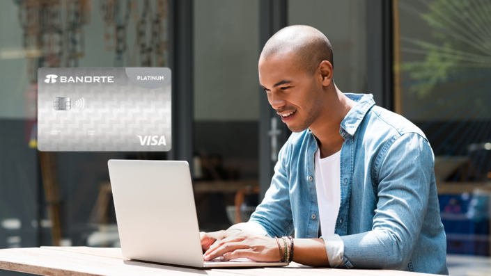 Hombre sentado en un lugar público usando su computadora portátil